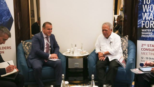 Menteri PUPR Basuki Hadimuljono mengadakan pertemuan dengan delegasi/perwakilan dari Tajikistan yang dipimpin oleh Sulton Rahimsoda selaku Chairman of the International Fund for Saving Aral Sea (IFAS), Jumat (13/10/2023). Foto: dok/Kementrian PUPR