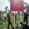 Pemasangan plang penyitaan di sebidang tanah milik Ngakan Putu Oka terkadwa Korupsi BPD Bali, Senin (06/11/2023). Foto: dok/Kejari Badung