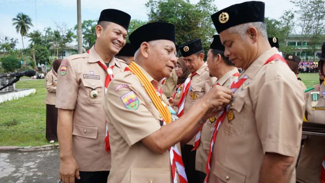 Bupati Asahan H.Surya, B.Scs memberikan penghargaan kepada Kwaran dalam upacara peringatan Hari Pramuka ke-62 Tahun 2023 Kwarcab Gerakan Pramuka Asahan, bertempat di lapangan Hoki Kisaran, Selasa (28/11/2023). Foto: dok/pribadi