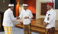 Wali Kota Denpasar I Gusti Ngurah Jaya Negara menyerahkan bantuan dana hibah kepada 39 penerima, Jumat (24/11/2023). Foto: dok/Pemkot Denpasar