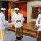 Wali Kota Denpasar I Gusti Ngurah Jaya Negara menyerahkan bantuan dana hibah kepada 39 penerima, Jumat (24/11/2023). Foto: dok/Pemkot Denpasar