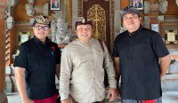 Dr. Made Gede Subha Karma Resen SH Mkn, Kaprodi S1 Fakultas Hukum sekaligus Putra Daerah Kabupaten Gianyar bersama Ketut Sedana selaku Kepala Brida Kabupaten Gianyar dan I Wayan Gede Darmayuda selaku Perbekel Desa Mas pada acara sosialisasi Hukum Kekayaan Intelektual, berkaitan dengan kegiatan inventarisasi dan pencatatan di Desa Pengosekan, Minggu (5/11/2023). Foto: dok/FH Unud