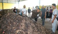 Penjabat (Pj) Gubernur Bali melakukan peninjauan ke TPS3R Desa Baktiseraga, Kecamatan Buleleng, Minggu (26/11/2023). Foto: dok/Pemprov Bali