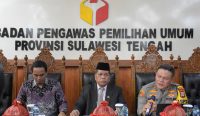 Kapolda Sulawesi Tengah Irjen Pol Dr Agus Nugroho SIK SH MH, bersama Ketua DPD PDIP Sulteng Muharram Nurdin. Saat membantah adanya Intel Polisi Ikut agenda Rakerda PDIP di Kota Palu. Foto: Humas Polda Sulteng