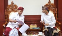 Pj Gubernur Bali Sang Made Mahendra menerima Direktur Regional Asia Delterra, Lalit Matai di Ruang Rapat Adhi Sabha Kantor Gubernur Bali, Kamis (2/11/2023). Foto: dok/Pemprov Bali