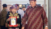 Penjabat (Pj) Gubernur Bali Sang Made Mahendra Jaya menyambut kedatangan Piagam Anugerah Gelar Pahlawan Nasional Ida Dewa Agung Jambe, Sabtu (11/11/2023). Foto: Agus Pebriana