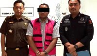 Kejari Jakarta Selatan resmi menetapkan Kepala Human Development UI berinisial MAK sebagai tersangka korupsi BTS Kementrian Komunikasi dan Informatika (Kominfo), Selasa (31/10/2023). Foto: dok/Kejari Jakarta Selatan