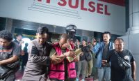 Kejati Sulsel menahan dua orang Tersangka inisial ATL dan MRU dalam perkara tindak pidana korupsi PT. Surveyor Indonesia Cabang Makassar tahun 2019-2020, Kamis (09/11/2023). Foto: dok/Kejati Sulsel