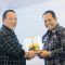 Penjabat (Pj) Gubernur Bali Sang Made Mahendra Jaya (Kana) dan Gubernur Lampung Arinal Djunaidi (Kiri) melakukan penandatanganan kerjasama di sejumlah bidang guna meningkatkan iklim investasi di dua daerah, Senin (06/11/2023). Foto: dok/Pemprov Bali.