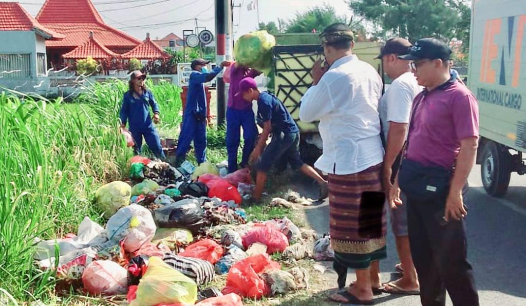 penertiban pembuangan sampah liar di sekitaran kawasan Taman Pancing Timur, Desa Pemogan, Jumat (10/11/2023). Foto: dok/Pemkot Denpasar.