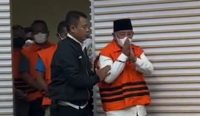 Gubernur Maluku Utara bersama lima lainnya saat ditetapkan tersangka oleh KPK, Rabu (20/13/23). Foto: dok. KPK