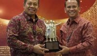Pj Gubernur Bali SM Mahendra Jaya bersama Dirut BPD Bali I Nyoman Sudharma saat menerima penghargaan untuk BPD Bali atas konsistensinya menerapkan SKNBI dan KPDHN pada area sistem pembayaran yang diberlakukan. Penghargaan itu diterima dalam pertemuan tahunan BI, di Jakarta, Rabu (29/1/23). Foto: dok/Hms