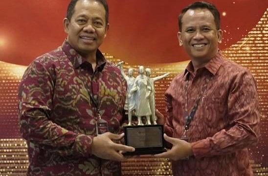 Pj Gubernur Bali SM Mahendra Jaya bersama Dirut BPD Bali I Nyoman Sudharma saat menerima penghargaan untuk BPD Bali atas konsistensinya menerapkan SKNBI dan KPDHN pada area sistem pembayaran yang diberlakukan. Penghargaan itu diterima dalam pertemuan tahunan BI, di Jakarta, Rabu (29/1/23). Foto: dok/Hms