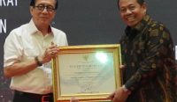 S. M. Mahendra Jaya terima penghargaan Pemprov Bali Terbaik III Predikat Istimewa Atas Penilaian Indeks Reformasi Hukum Tahun 2023. Foto:dok/hms