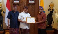 Penjabat Gubernur Bali Sang Made Mahendra menerima penghargaan tertinggi koordinasi dan supervisi pemberantasan tindak pidana Korupsi bidang Pencegahan dengan capaian MCP sebesar 96 poin. Foto: dok/Pemprov Bali