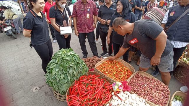 TPID Kota Denpasar saat melaksanakan sidak dengan menyasar dua pasar yakni Pasar Kereneng dan Pasar Badung, Kota Denpasar pada Jumat (8/12/2023). Foto: dok/Pemkot Denpasar