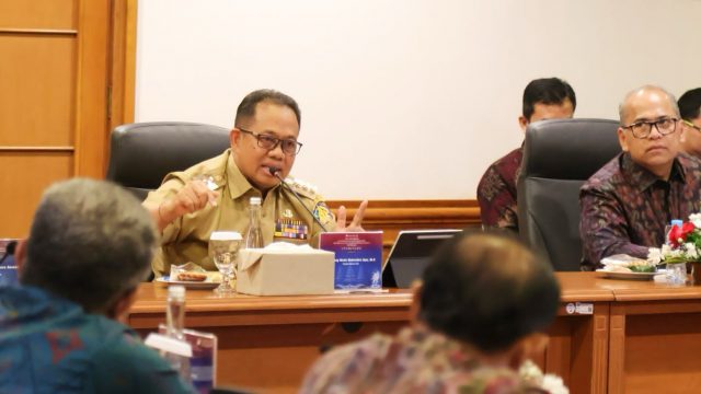 Penjabat (Pj) Gubernur Bali Sang Made Mahendra Jaya saat memberikan arahan dalam pertemuan High Level Meeting bertempat di Ruang Tirta Empul Kantor Perwakilan BI Provinsi Bali, Denpasar, Senin (18/12/2023). Foto: dok/Hms