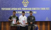Wakil Wali Kota Denpasar, I Kadek Agus Arya Wibawa saat menerima LHP Kinerja Semester II Tahun 2023 dari Kepala BPK RI Perwakilan Bali, I Gusti Ngurah Satria Perawira di Kantor BPK RI Perwakilan Bali pada Kamis (28/12/2023). Foto:dok/Pemkot Denpasar
