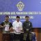 Wakil Wali Kota Denpasar, I Kadek Agus Arya Wibawa saat menerima LHP Kinerja Semester II Tahun 2023 dari Kepala BPK RI Perwakilan Bali, I Gusti Ngurah Satria Perawira di Kantor BPK RI Perwakilan Bali pada Kamis (28/12/2023). Foto:dok/Pemkot Denpasar