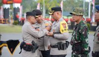 Pemberian penghargaan Pin Emas kepada 549 personil terdiri dari 418 Anggota Polri dan 131 prajurit TNI yang tergabung dalam Satgas Operasi Damai Cartenz 2023, Kamis (28/12/2023). Foto: dok/Hms