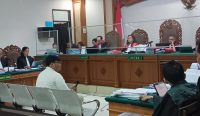 Foto kolase sidang lanjutan SPI Unud di Pengadilan Tipikor Denpasar, Kamis (14/12/23) sumber: Dewa F/diksimerdeka.com