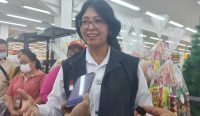 Kepala Balai Besar Pengawas Obat dan Makanan (BBPOM) I Gusti Ayu Adhi Aryapatni saat adakan sidak di Tiara Dewata Denpasar, Jumat (22/12/23). Foto: Komang Ari/diksimerdeka.com