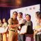 Wakil Wali Kota Denpasar Arya Wibawa menyerahkan penghargaan Gender Champion kepada stakeholder pendukung pemberdayaan perempuan, Senin (18/12/2023). Foto:dok/Hms
