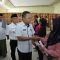 Asisten Perekonomian dan Pembangunan Ir. Oktoni Eriyanto, M.M menyerahkan buku tabungan dana pinjaman bergulir kepada 38 pelaku usaha mikro di Gedung Dekranasda Kabupaten Asahan