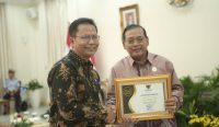 Wakil Rektor Bidang Perencanaan Kerjasama dan Informasi Prof. I Putu Gede Adiatmika menerima Prestasi Keterbukaan Informasi Publik sebagai Badan Publik Informatif untuk kategori Perguruan Tinggi Negeri dari Komisi Informasi Pusat (KIP). Foto: dok/unud.ac.id