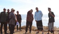 Penjabat (Pj) Gubernur Bali Sang Made Mahendra Jaya meninjau kawasan Pantai Melasti jelang pelaksanaan WWF pada 18-24 Mei 2024, Selasa (30/01/2024). Foto: dok/Pemprov Bali.