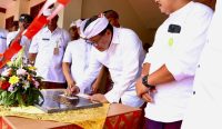 Sekda Kota Denpasar Ida Bagus Alit Wiradana meresmikan gedung ruang kelas baru SDN 1 Renon ditandai dengan pemotongan pita, Jumat (26/1/2024). Foto: dok/Pemkot Denpasar.