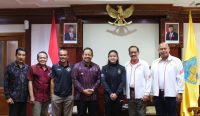 Pj Gubernur Bali memberikan apresiasi kepada atlet asal Bali Desak Made Rita Kusuma Dewi dan Sanggoe Darma Tanjung yang berhasil meraih medali dalam gelaran di ajang Asian Games Hangzhou, China. Foto: dok/Pemprov Bali