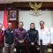 Pj Gubernur Bali memberikan apresiasi kepada atlet asal Bali Desak Made Rita Kusuma Dewi dan Sanggoe Darma Tanjung yang berhasil meraih medali dalam gelaran di ajang Asian Games Hangzhou, China. Foto: dok/Pemprov Bali