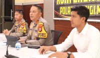 Konfrensi pers Kapolres Parigi Moutong AKBP Jovan Reagan Sumual terkait keberhasilan mengamankan 4 pelaku prostitusi online, Senin (22/01/2024). Foto: dok/pribadi