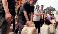 Wali Kota Denpasar, IGN Jaya Negara melakukan Penyerahan secara simbolis Eco Enzyme kepada petugas yang melalukan penyemprotan, jumat (5/1/2023). Foto: dok/Pemkot Denpasar