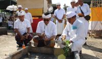 I Gusti Ngurah Jaya Negara melaksanakan upakara Mendem Dasar serangkian proses perbaikan Pura Dalem Ulun Lencana, Selasa (09/01/2023). Foto: dok/Pemkot Denpasar I Gusti Ngurah Jaya Negara melaksanakan upakara Mendem Dasar serangkian proses perbaikan Pura Dalem Ulun Lencana, Selasa (09/01/2023). Foto: dok/Pemkot Denpasar