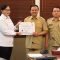Ketua Ombudsman RI Bali Ni Nyoman Sri Widhiyanti menyerahkan piagam penghargaan penyelenggaraan pelayanan publik kepada Sekretaris Daerah (Sekda) Bali Dewa Made Indra, Senin (08/01/2023). Foto: dok/Pemprov Bali