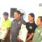 Menko Perekonomian Airlangga Hartarto menyalurkan bantuan beras kepada warga di Kelurahan Serangan, Kota Denpasar, Sabtu (13/01/2024). Foto: dok/Agus Pebriana