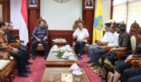 Pertemuan Pj Gubernur Bali bersama GIPI Bali membahas mekanisme pungutan wisatawan aisng, Selasa (02/01/2023). Foto: dok/Pemprov Bali