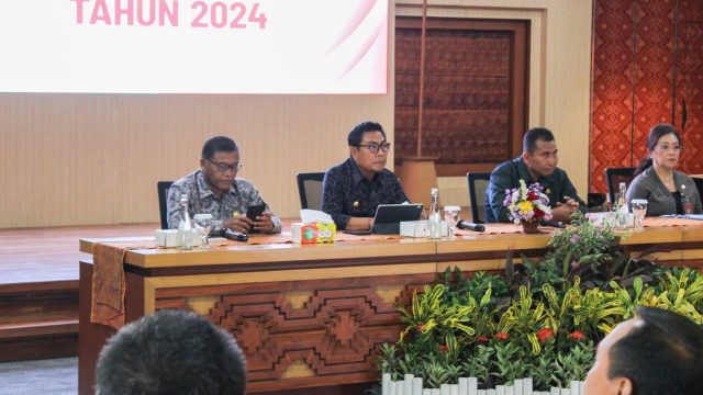 Wakil Wali Kota Denpasar membuka Rapat Koordinasi (Rakor) Pengawasan yang digelar Inspektorat Kota Denpasar di Graha Sewakadarma Kota Denpasar, Jumat (12/1/2024). Foto: dok/Pemkot Denpasar