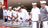 Wali Kota Denpasar I Gusti Ngurah Jaya Negara menandatangani prasasti sebagai simbol peresmian Pasar Jaba Puri Agung Jrokuta, Desa Pemecutan Kaja, Kamis (11/1/2024). Foto: dok/Pemkot Denpasar