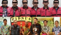 Kejagung menahan 6 tersangka korupsi proyek pembangunan jalur kereta api (KA) Besitang-Langsa pada Balai Teknik Perkeretaapian Medan tahun 2017-2023, Jumat (19/01/2024). Foto: dok/Puspenkum Kejagung