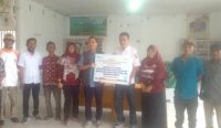 Manajer TJSL Perum Bulog Tri Augusta Dharma S memberikan bantuan Air Bersih ke Desa Bora, Kecamatan Sigi Kota, Kabupaten Sigi, Rabu (24/01/2024). Foto: dok/Perum Bulog