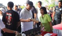 Pj Gubernur Bali saat melakukan kunjungan ke Pasar Murah dibuat untuk mencegah inflasi jelang Hari Raya Galungan dan Kuningan, Minggu (25/02/2024). Foto: dok/Pemprov Bali.