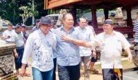 (Kiri) Wakil Ketua DPRD Badung, I Wayan Suyasa saat mendampingi (tengah) Pj. Gubernur Bali, Sang Made Mahendra Jaya di wilayah Sembung, Mengwi, Minggu (21/2/24). Foto: Gung Kris