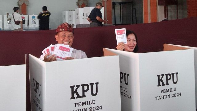 Foto: Penjabat Gubernur provinsi Bali, Irjen (Purn) Sang Made Mahendra Jaya bersama Istrinya Ny. drg. Ida Setiawati Mahendra Jaya saat coblos di TPS 009 Banjar Kayumas Kaja, Denpasar Timur, pada Rabu (14/2/24). Sumber: Yulius N