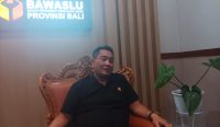 Foto: Ketua Badan Pengawas Pemilu (Bawaslu) Provinsi Bali I Putu Agus Tirta Suguna saat diwawancarai di Denpasar, Senin (19/2/24). Sumber: Dewa Fathur