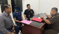 Pelimpahan kasus perbuatan cabul yang dilakukan orang tua berinisial A terhadap anak tirinya berinisial S (4), di Jalan Ahmad Dahlan, Kabupaten Tolitoli, Selasa (06/02/2024). Foto: dok/pribadi
