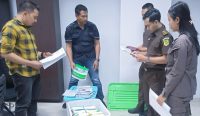 Proses pemeriksaan berkas dua tersangka korupsi pengelolaan keuangan daerah BPKAD Kabupaten Banggai Kepulauan (Bangkep) tahun anggaran 2019 oleh Kejati Sulteng, Kamis (01/02/2024). Foto: dok/Kejati Sulteng