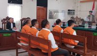 Lima founder PT DOK saat menjalani sidang pertama di Pengadilan Negeri Denpasar, Kamis (14/3/24). Doto: Dewa F